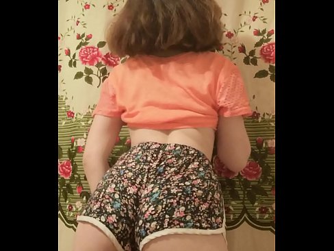 ❤️ Kynþokkafull ung stúlka klæðir sig í stuttbuxurnar á myndavélinni ❤❌ Gæðaklám á is.com-pornzog.ru ❌️❤